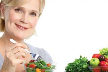 Phụ nữ tuổi mãn kinh nên ăn gì và không nên ăn gì?