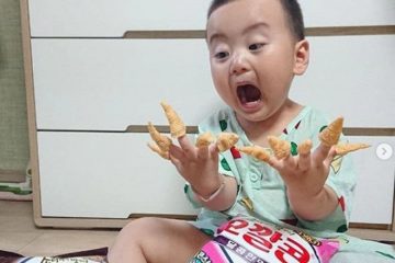 Bé trai gây sốt với hàng nghìn biểu cảm dễ thương, ai xem cũng không nhịn được cười