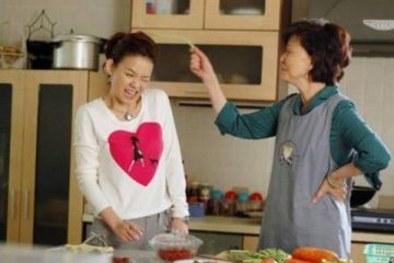 Nàng dâu trẻ khốn khổ vì mẹ chồng lên lịch cả “chuyện phòng the”