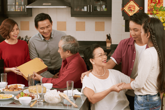 Tết Trung Thu mang bánh biếu bố mẹ chồng, tôi sững sờ trước lời nói của cháu nhỏ