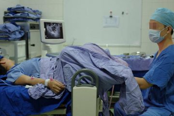 Thai phụ mới đẻ chưa đầy 1 tiếng, bác sĩ sờ vùng kín giật mình thấy thứ động đậy