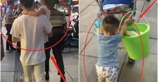 Bố bế “tình nhân nhỏ” đi trước, con trai lẽo đẽo xách đồ phía sau, ai nhìn cũng thương
